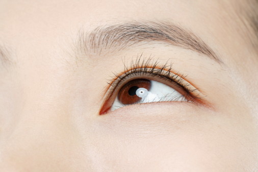 双眼皮手术后伤口愈合前会有搔痒感可以挠吗？