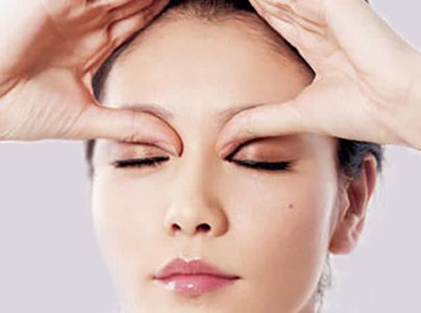 上眼眶凹陷的常见临床症状有哪些？两眼一眼大、一眼小
