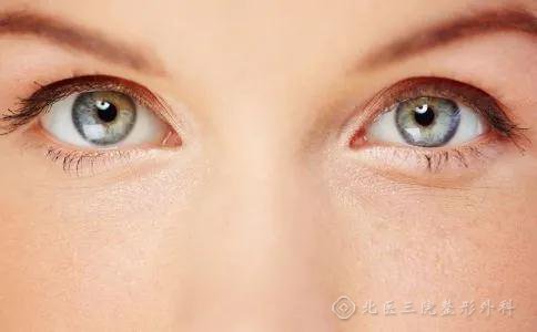 双眼皮术后感觉不对称就是双眼皮失败吗？双眼皮不对称还能恢复吗？