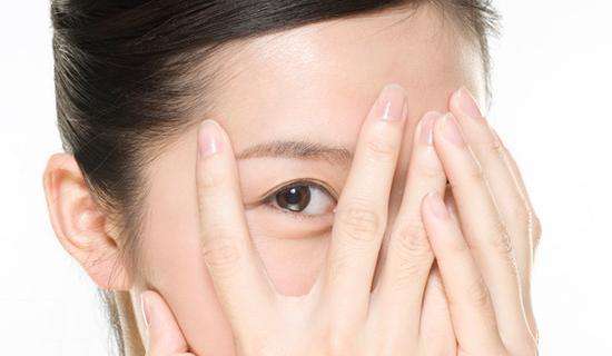 眼袋泪沟肿眼泡黑眼圈是什么原因形成的？